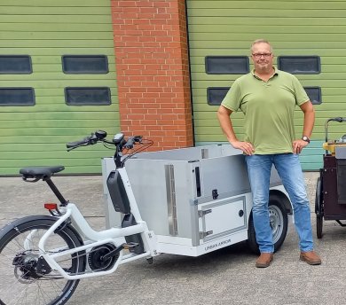 Zwei Schwerlast-e-Bikes werden durch Bürgermeister Rainer Doetkotte übergeben Zwei Schwerlast-e-Bikes werden durch Bürgermeister Rainer Doetkotte übergeben