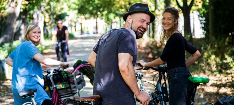 Lachende Radfahrer Lachende Radfahrer:innen auf Radweg
