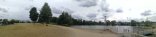 Ein Panoramafoto der Schieferkuhle bei bewölktem Wetter. Es ist der See und die Begrünung zu sehen. Ein Panoramafoto der Schieferkuhle bei bewölktem Wetter. Es ist der See und die Begrünung zu sehen.