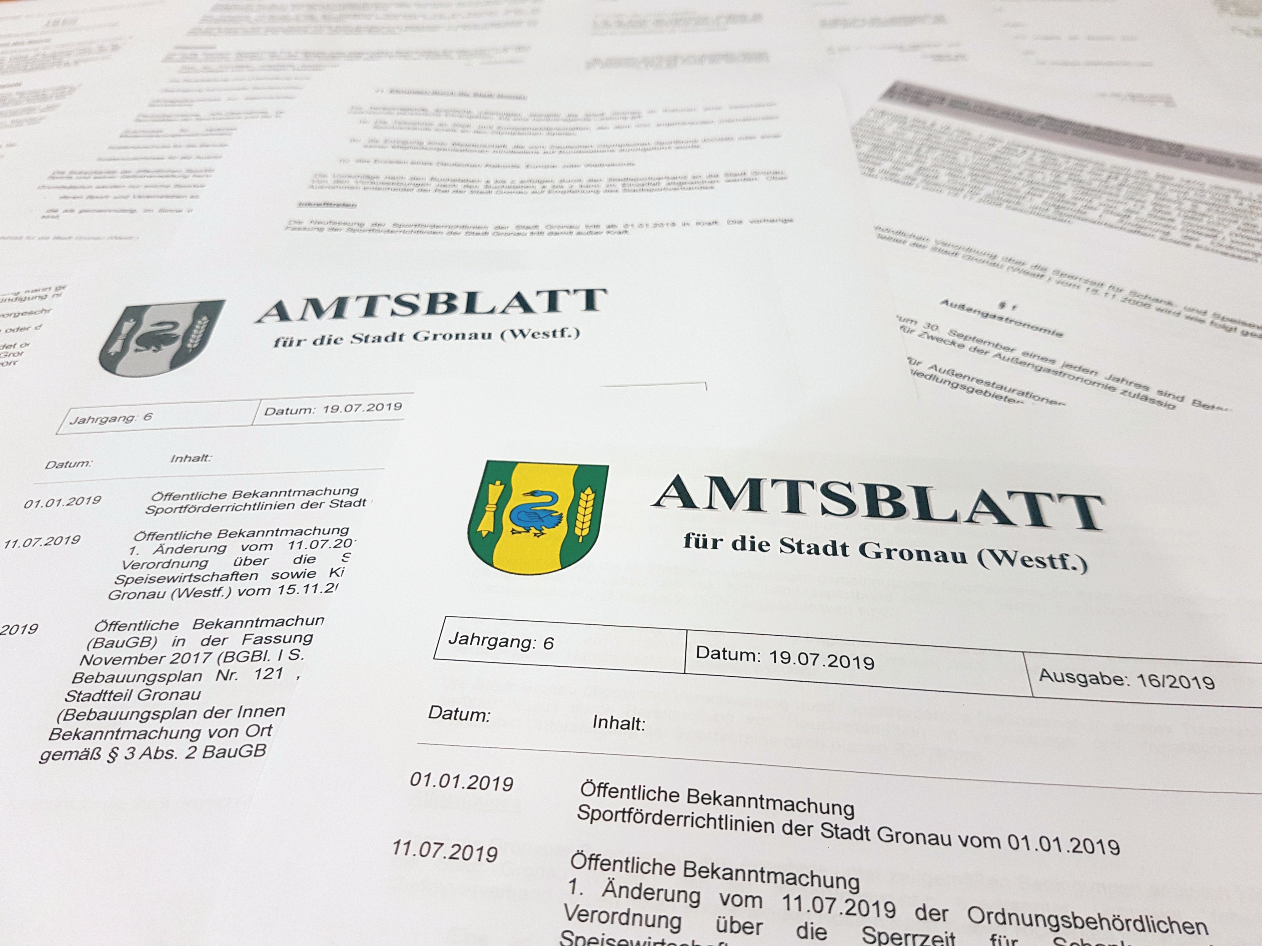 Zwei beispielhafte Amtsblätter der Stadt Gronau, die übereinander liegen.