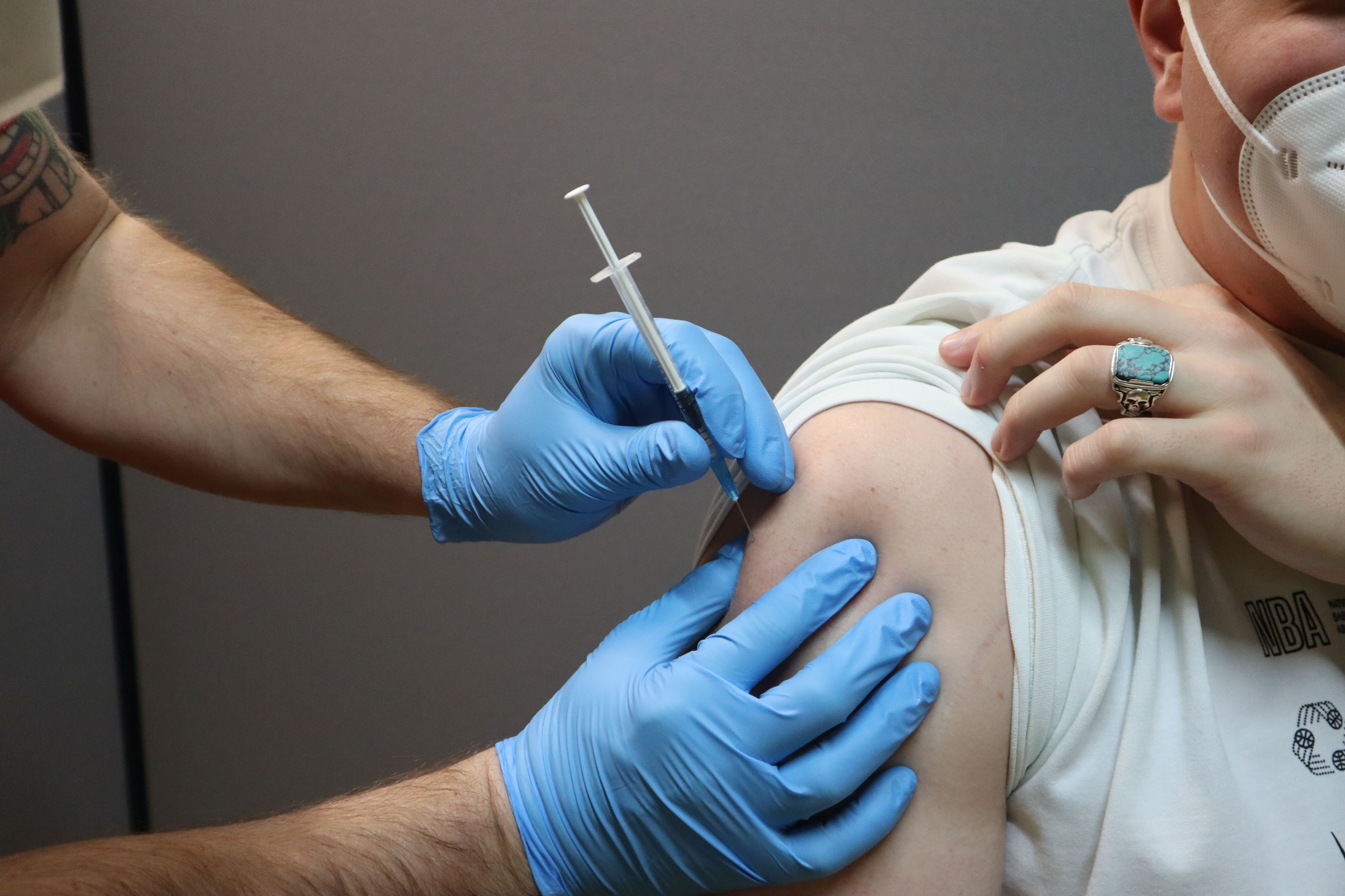 Eine Person erhält eine Impfspritze.