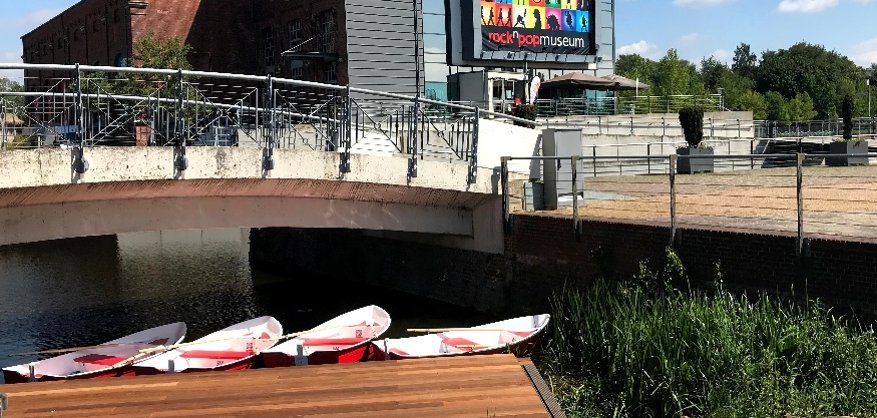 Die Ruderboote im Wasser vor dem Rock 'n' Popmuseum.