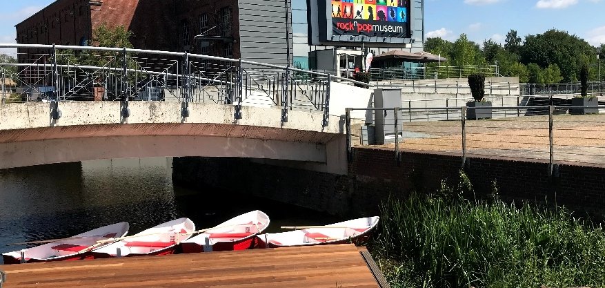 Die Ruderboote im Wasser vor dem Rock 'n' Popmuseum.