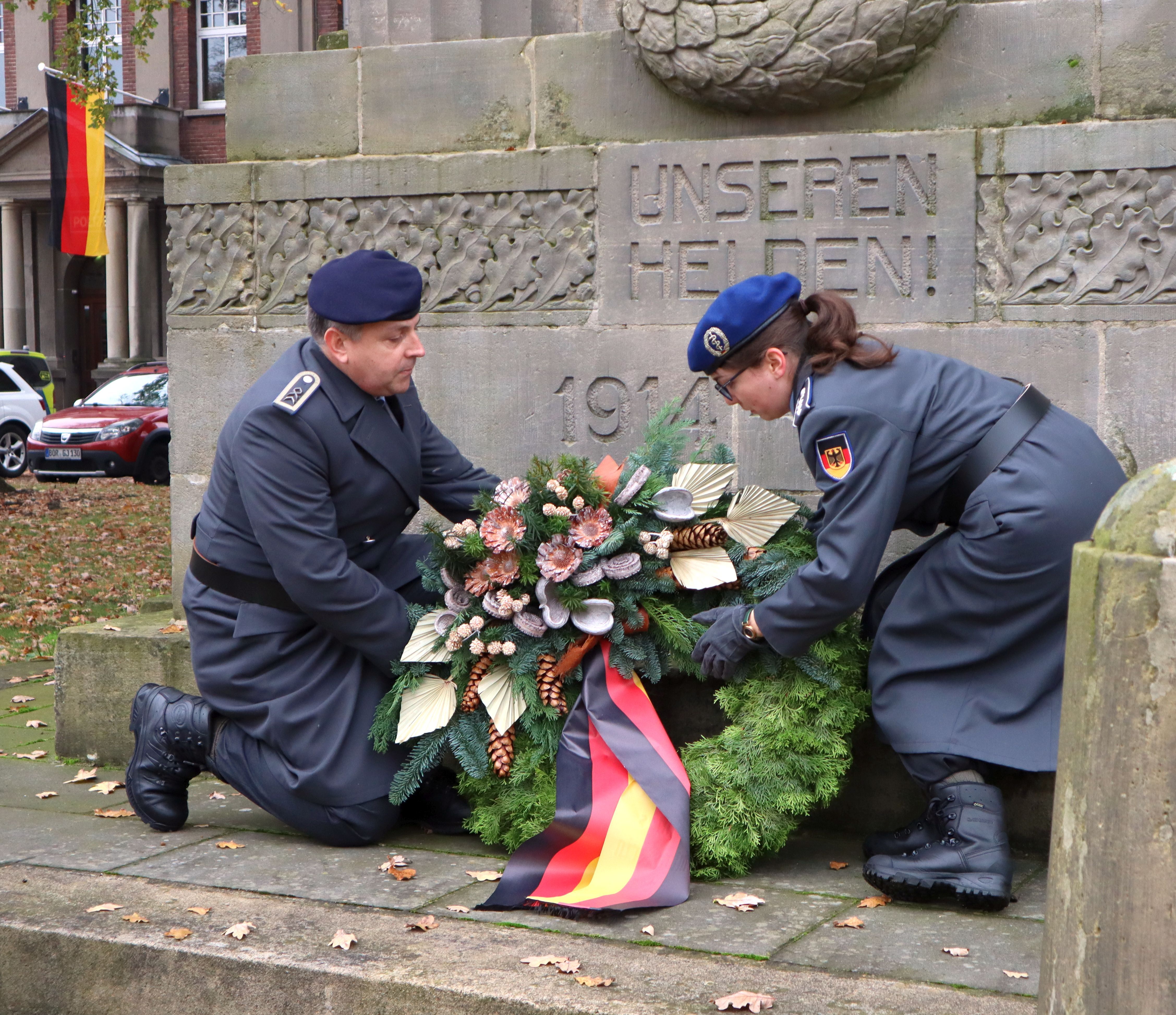 Kranzniederlegung am Ehrenmal durch die Bundeswehr