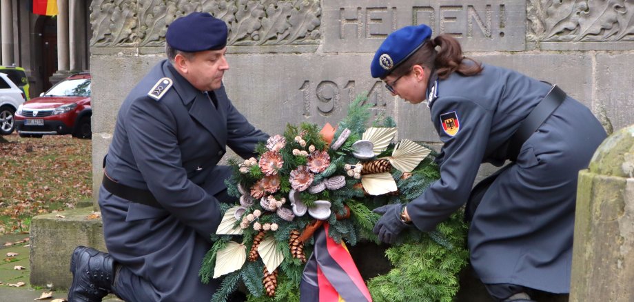 Kranzniederlegung am Ehrenmal durch die Bundeswehr