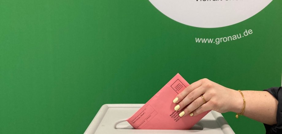 Ein Wahlbrief wird in die Wahlurne geworfen