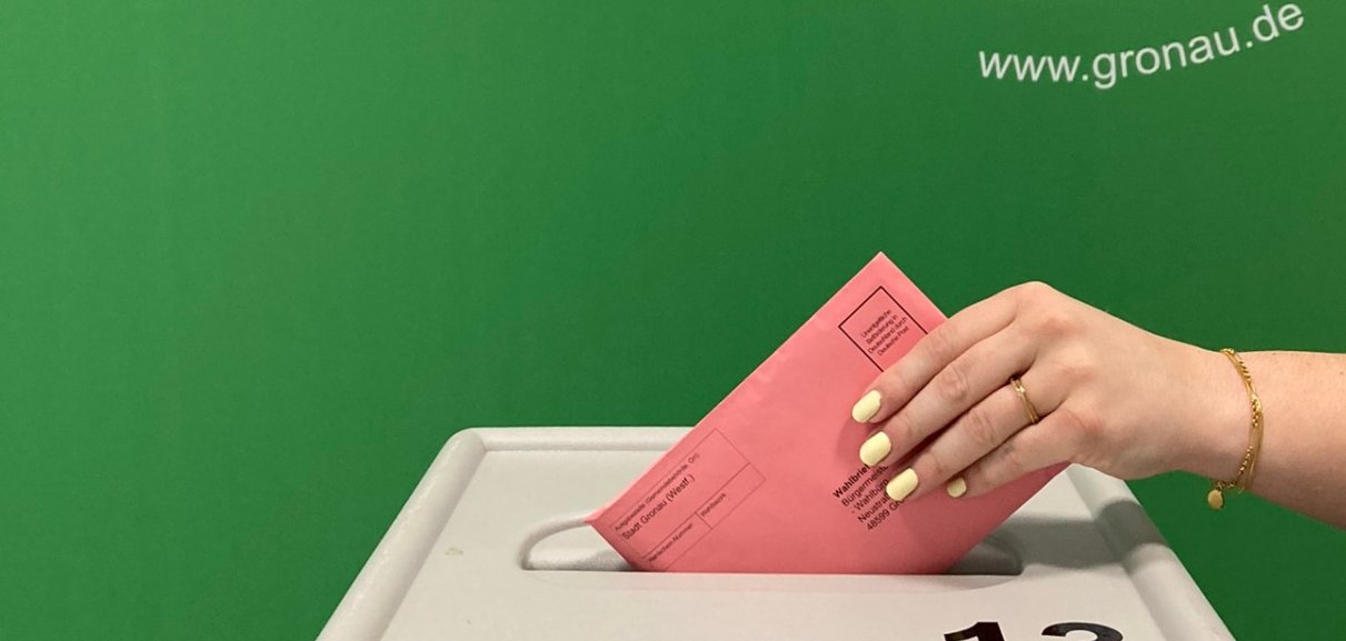 Ein Wahlbrief wird in die Wahlurne geworfen