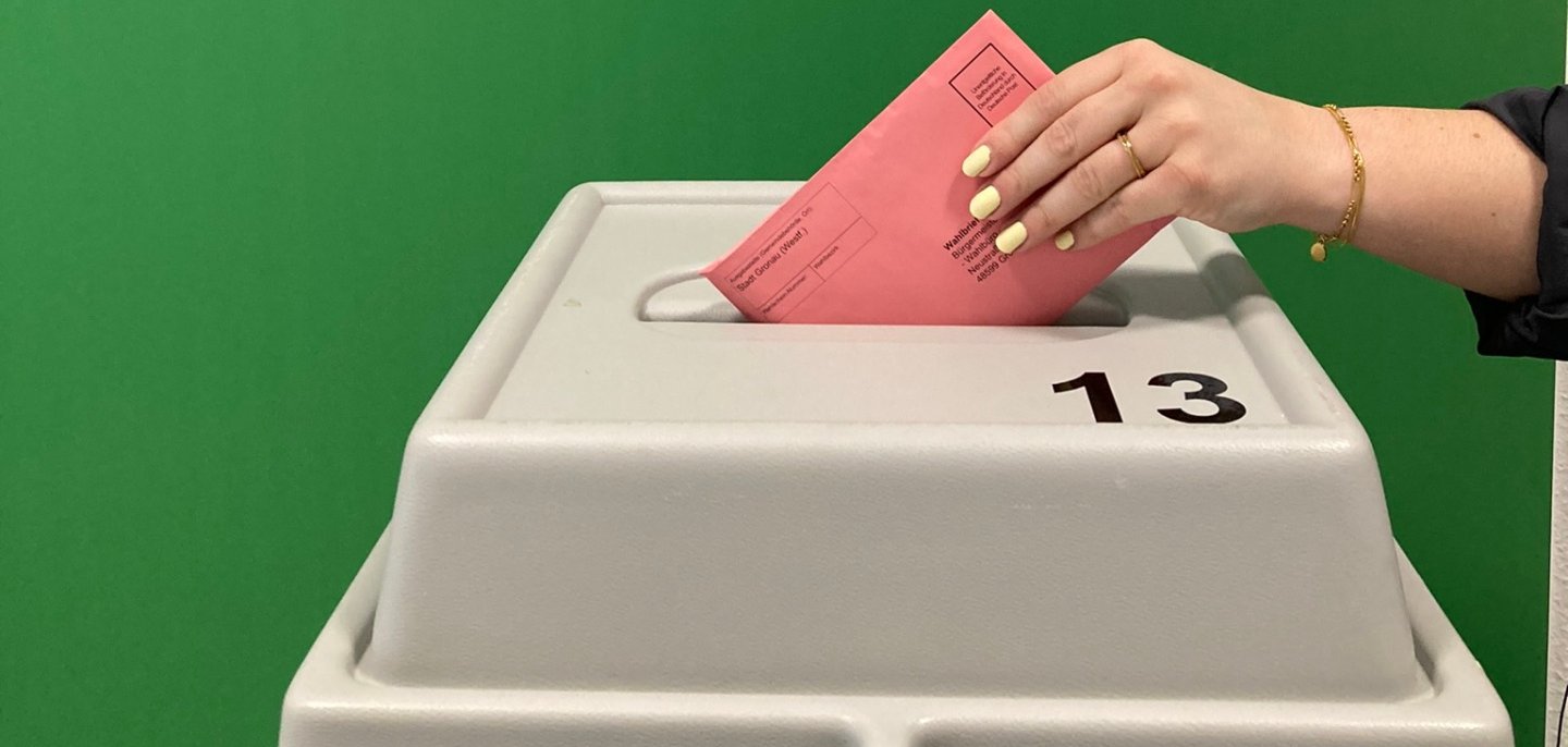 Ein Wahlbrief wird in die Wahlurne geworfen