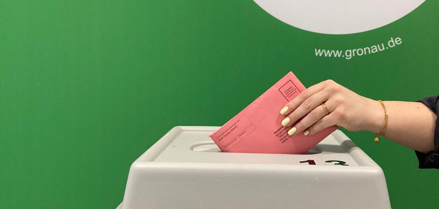Ein Wahlbrief wird in die Wahlurne geworfen