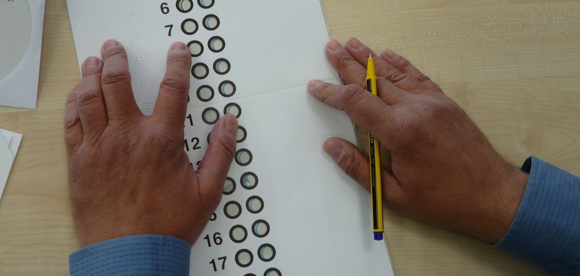 Die Wahlschablone für Sehbehinderte Menschen.