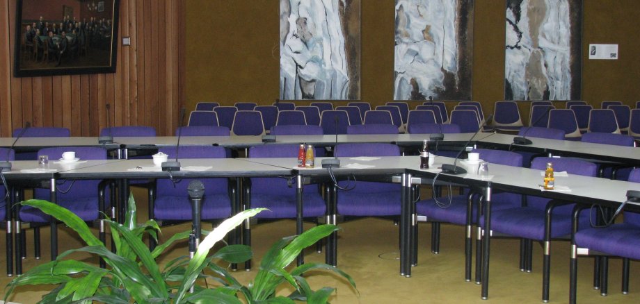 Blick auf eine Stuhlreihe im Sitzungssaal