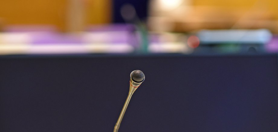 Ein Mikrofon im Sitzungssaal des Rathaues.