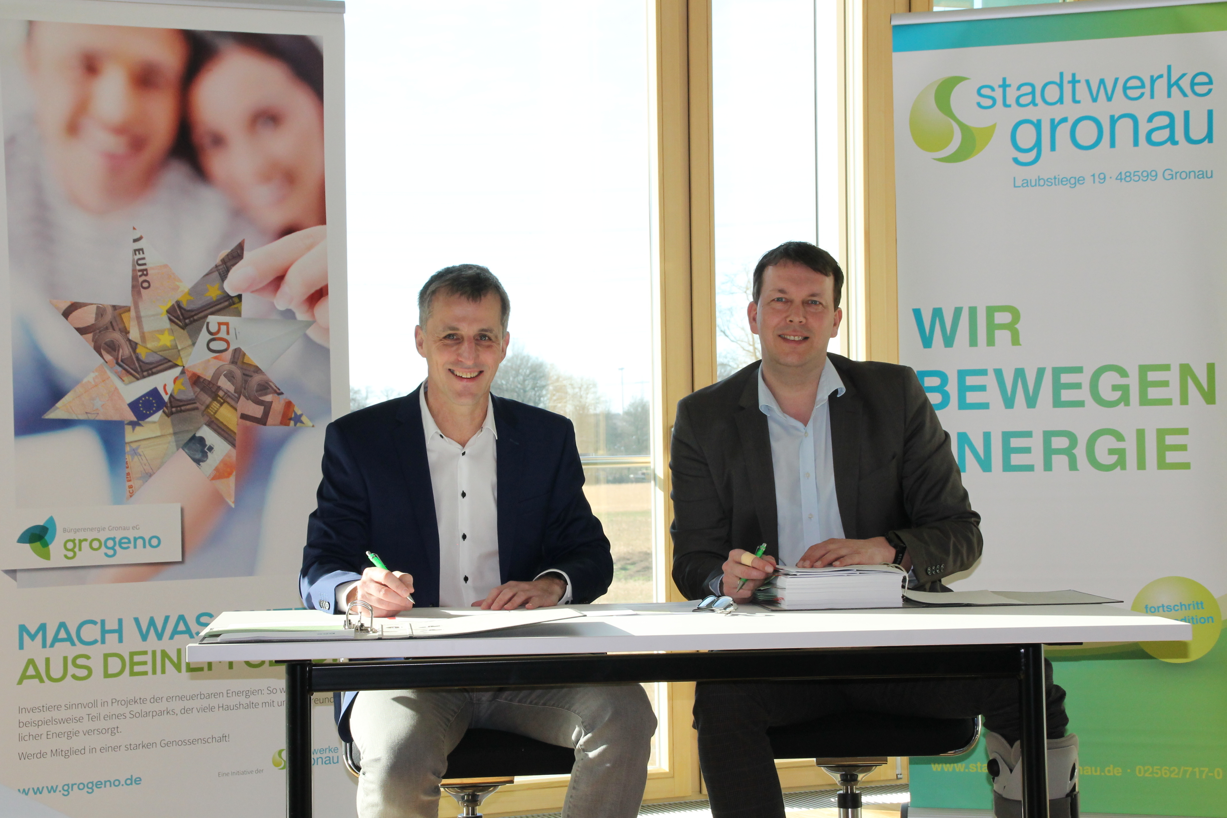 grogeno-Vorstand Robert Effing (links) und Stadtwerke-Geschäftsführer Herbert Daldrup bei der Vertragsunterzeichnung.