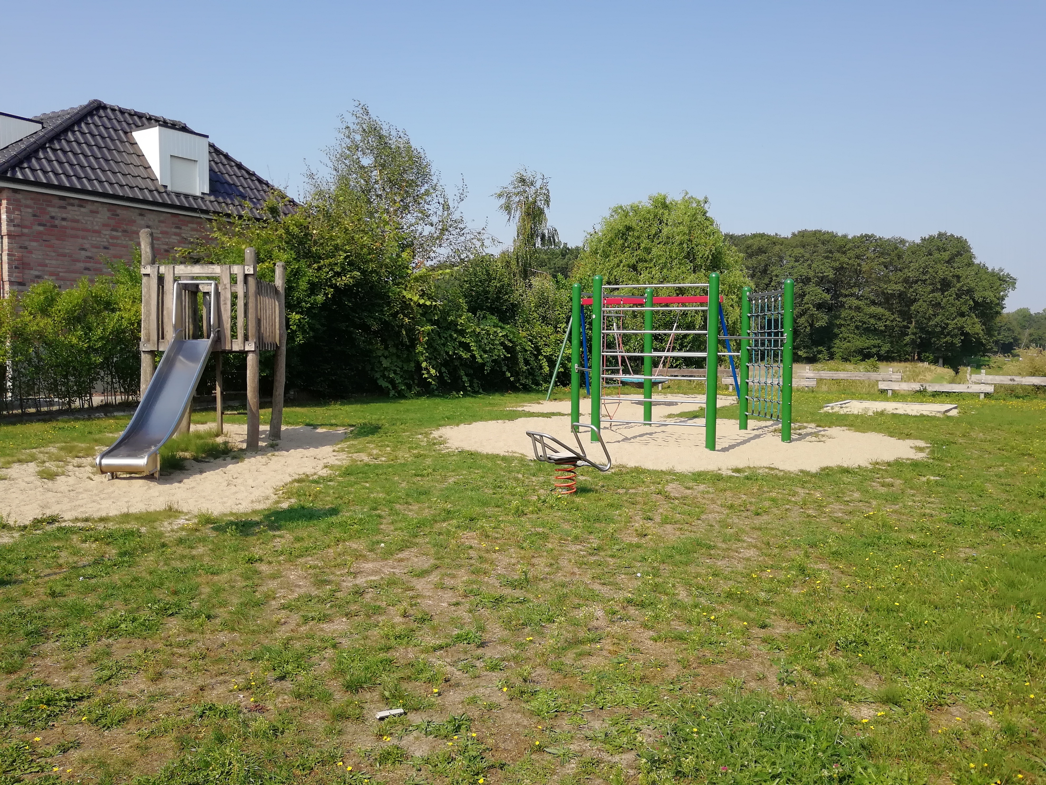 Sie sehen einen Spielplatz mit Geräten