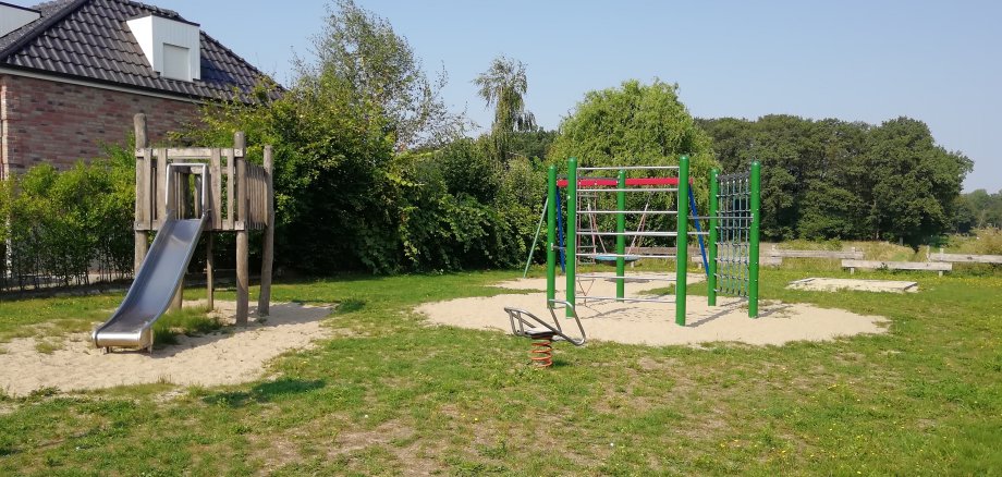 Sie sehen einen Spielplatz mit Geräten