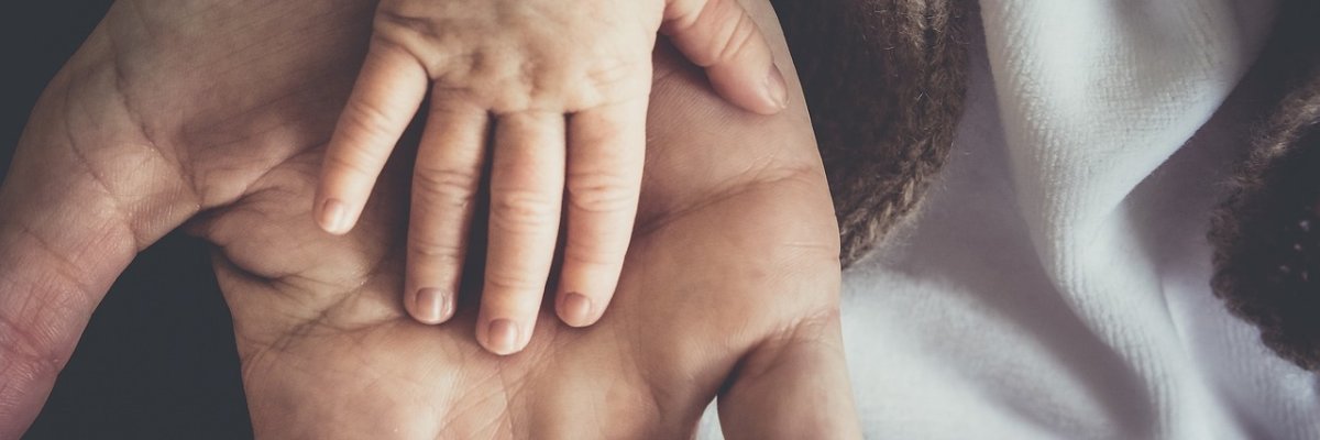 Babyhand in großer Hand. Babyhand in großer Hand.