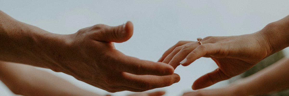 Hände eines Ehepaares. Hände eines Ehepaares.