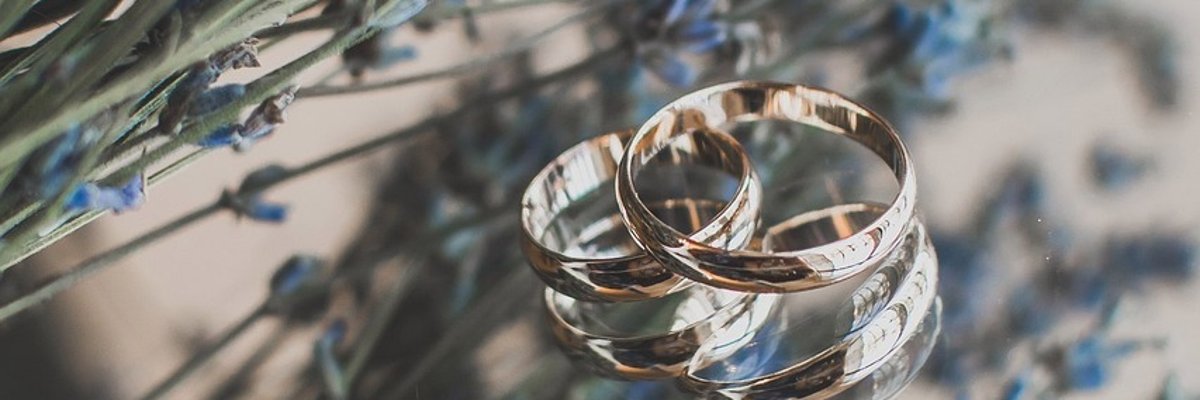 Eheringe auf einer Blumenwiese.