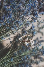 Eheringe auf einer Blumenwiese.