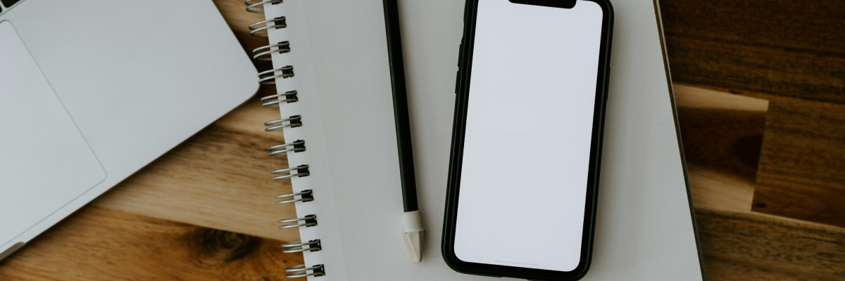 iPhone auf einem Holztisch. iPhone auf einem Holztisch.