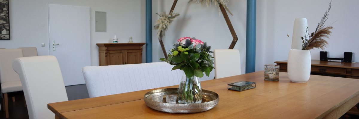 Der Trautisch mit Blumenschmuck im Trauzimmer des WZG.