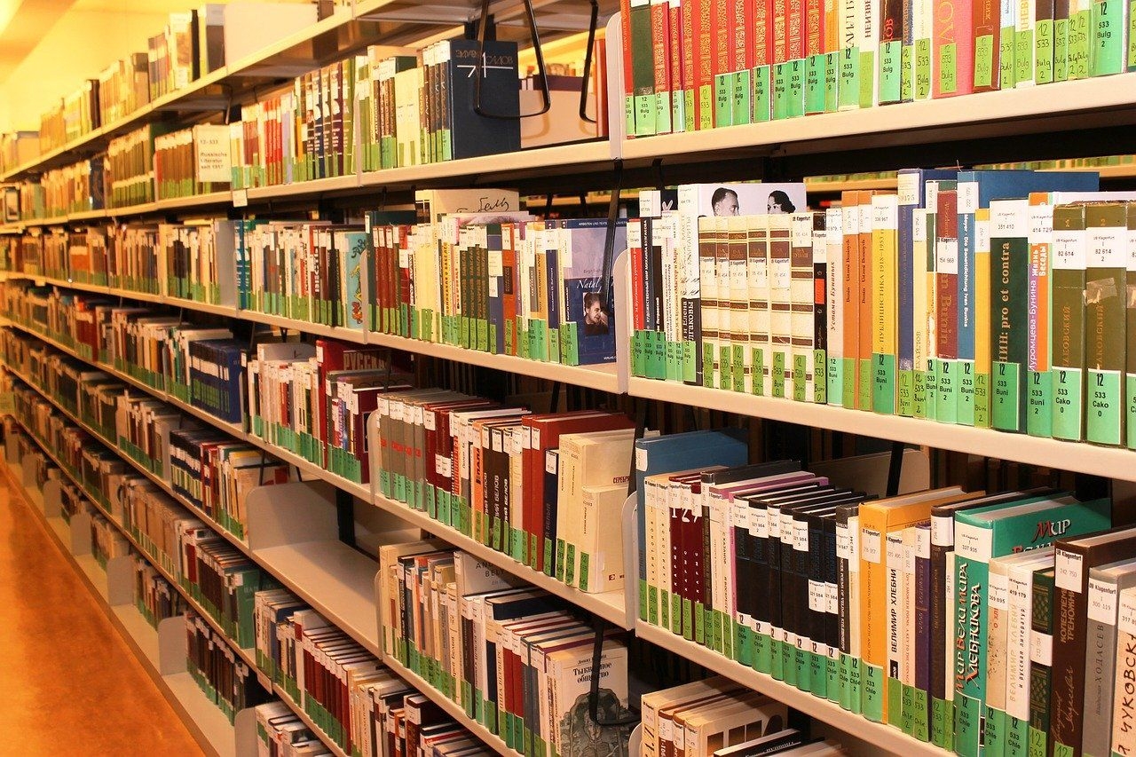 Bücherei Man sieht ein Regal mit mehreren Büchern darin.