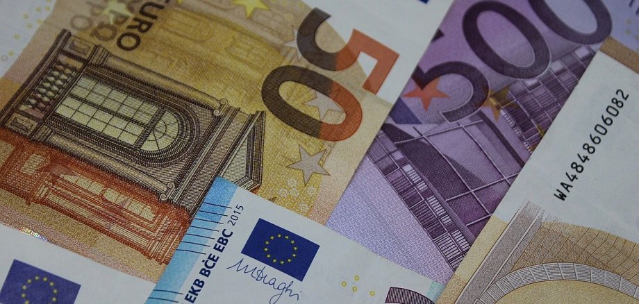 Man sieht mehrere Geldscheine auf dem Bild mit unterschiedlichen Summen