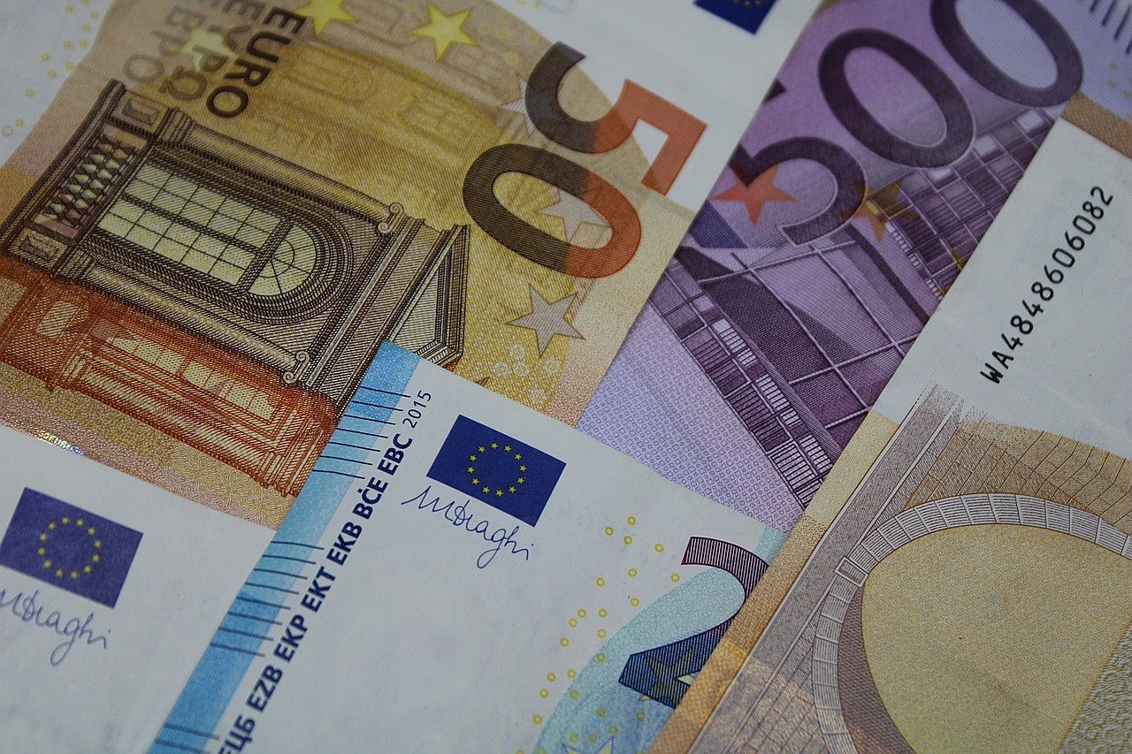 Man sieht mehrere Geldscheine auf dem Bild mit unterschiedlichen Summen