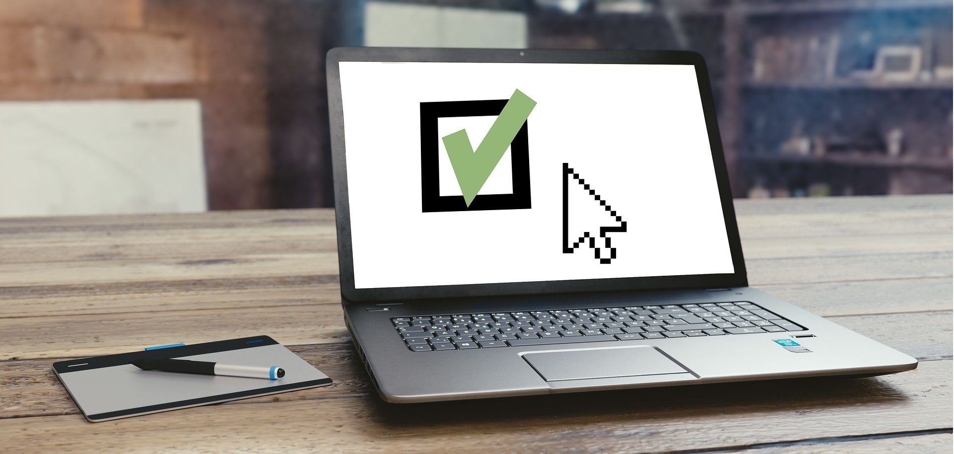 Ein Laptop auf dem ein Mauszeiger zu sehen ist, der ein Kästchen ausgewählt hat.