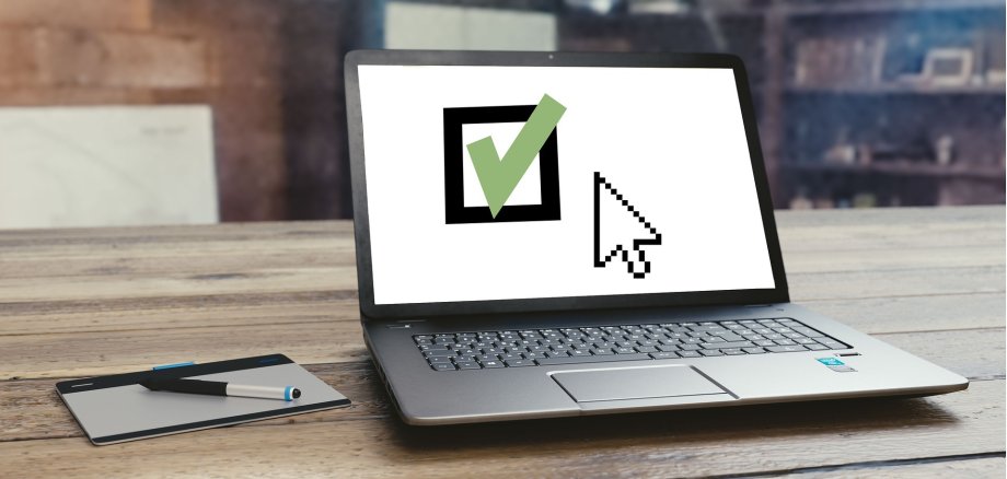 Ein Laptop auf dem ein Mauszeiger zu sehen ist, der ein Kästchen ausgewählt hat.