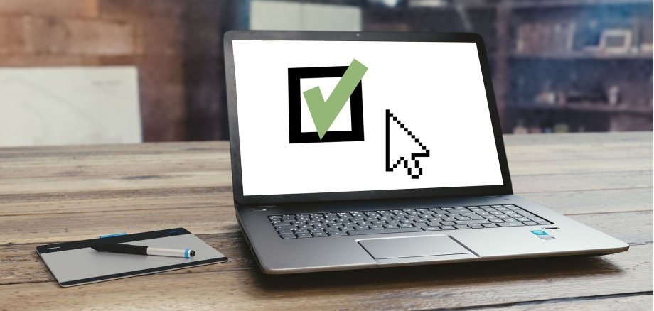 Ein Laptop auf dem ein Mauszeiger zu sehen ist, der ein Kästchen ausgewählt hat.