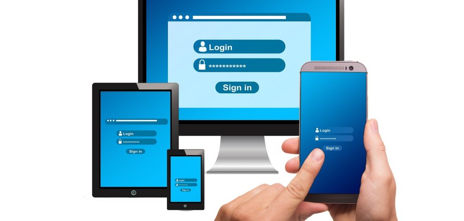 Die selbe Login-Maske wird auf einem Laptop, einem Tablet und einem Smartphone abgebildet.