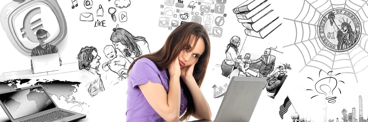 Eine Frau sitzt vor ihrem Laptop und im Hintergrund sind Zeichnungen, welche Probleme darstellen.