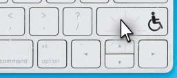 Auf einer Taste einer Tastatur ist der Rollstuhl, das Zeichen für Barrierefreiheit, abgebildet. Auf dieser Taste ist außerdem der Mauszeiger zu sehen.