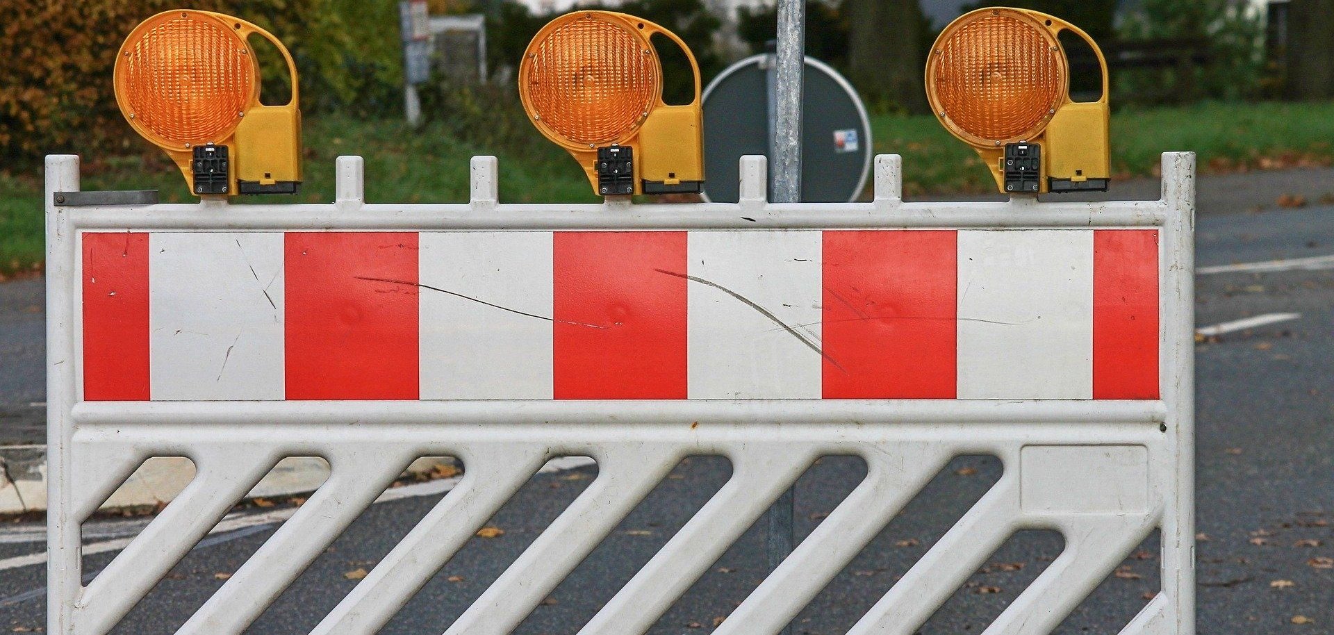 Eine Baustellenabsperrung steht auf einer Straße.