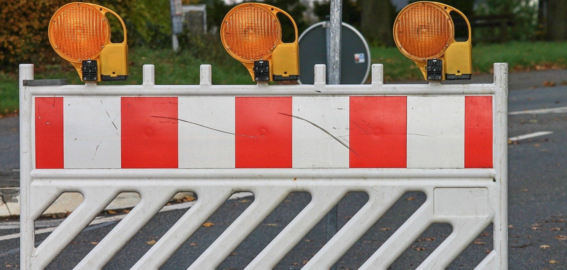 Eine Baustellenabsperrung steht auf einer Straße.
