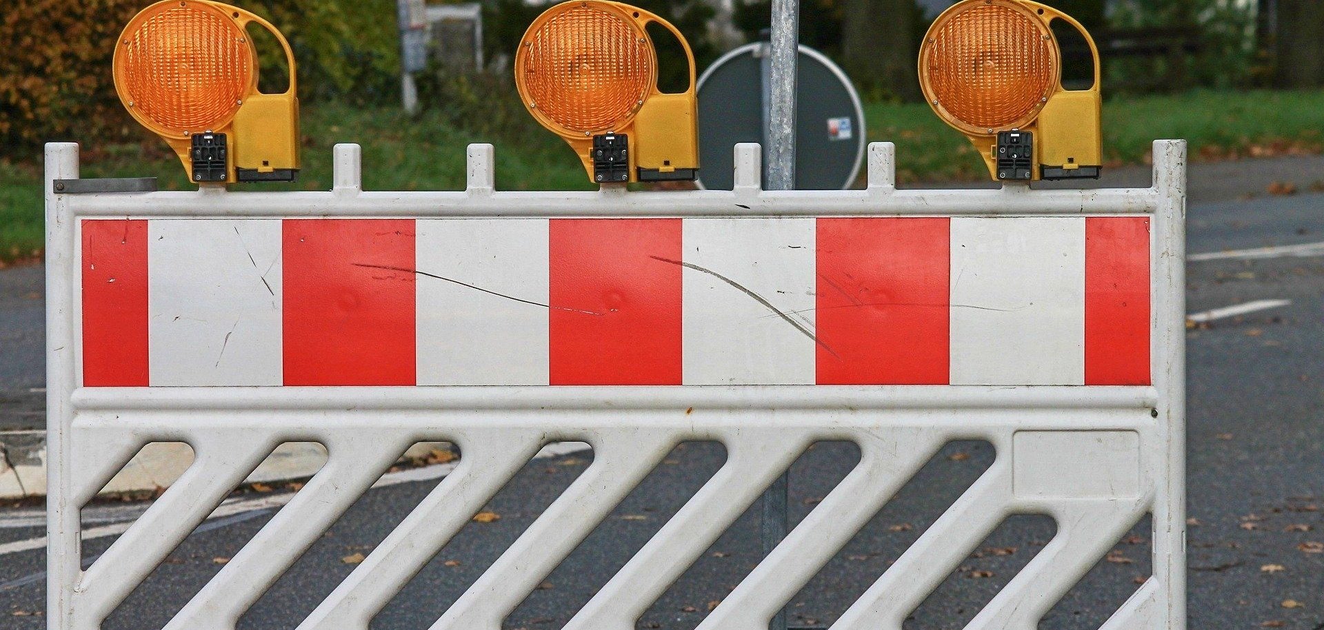 Eine Baustellenabsperrung steht auf einer Straße.