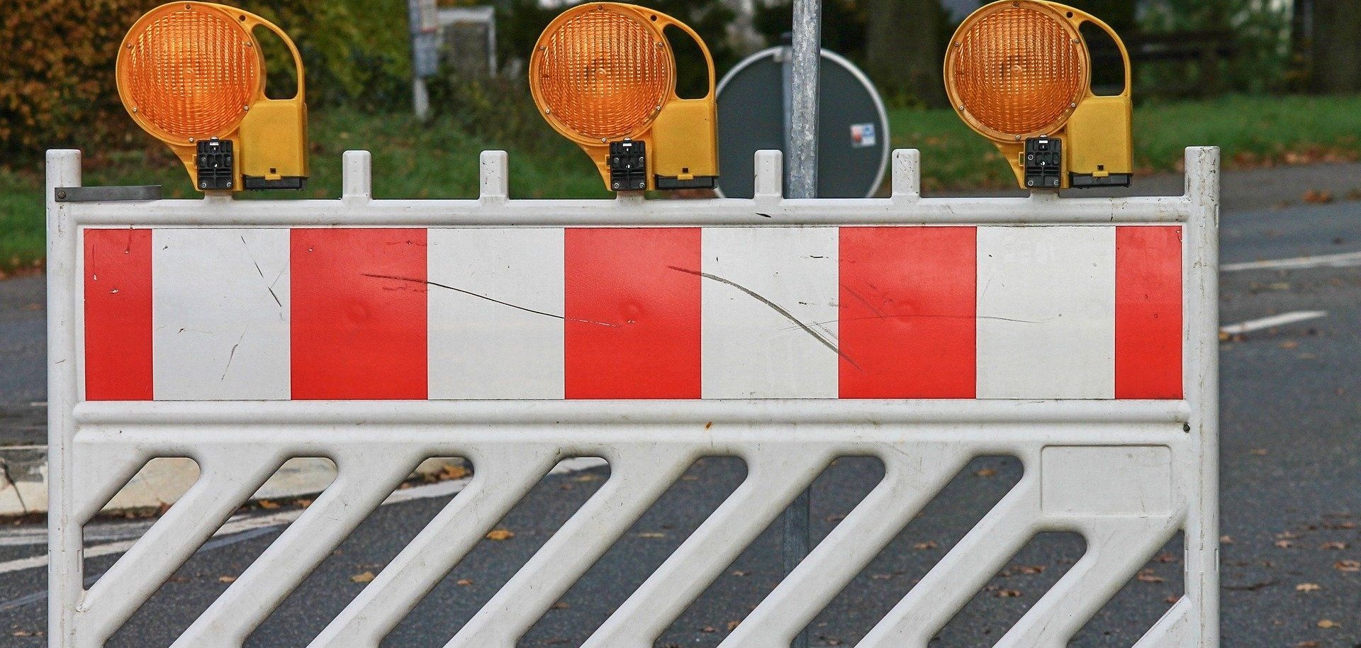 Eine Baustellenabsperrung steht auf einer Straße.