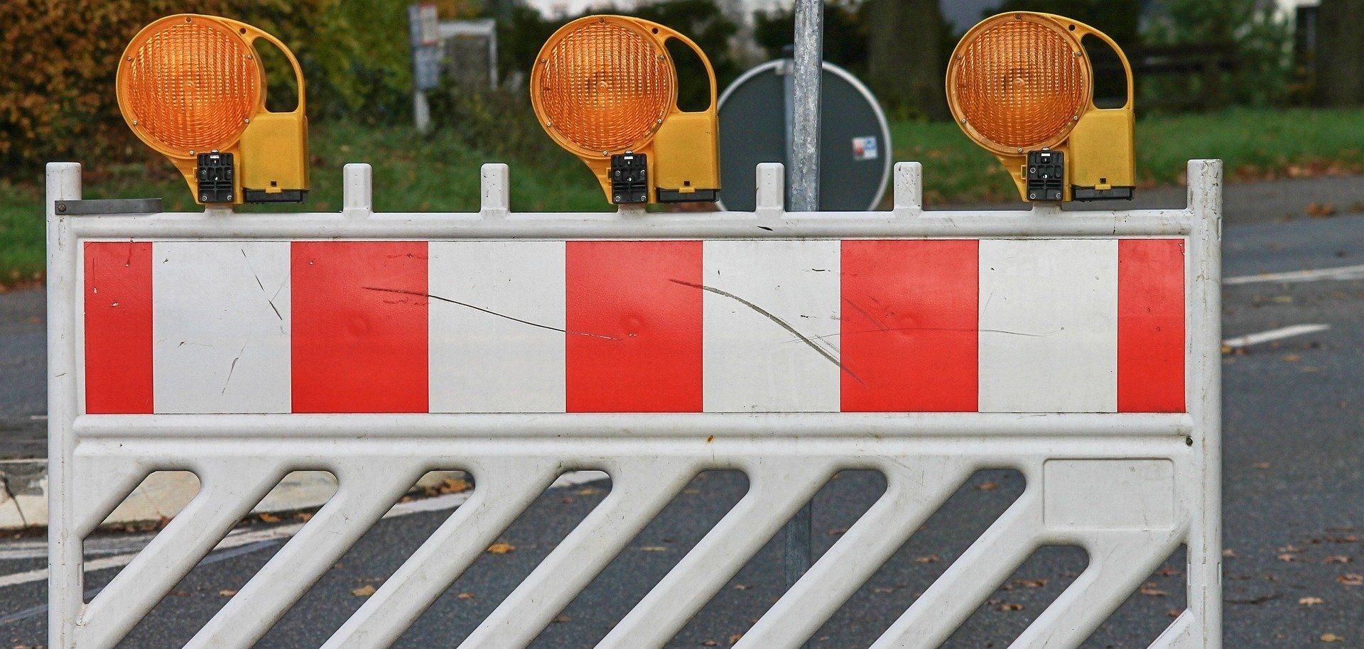 Baustelle Sperrung Eine Baustellenabsperrung steht auf einer Straße.
