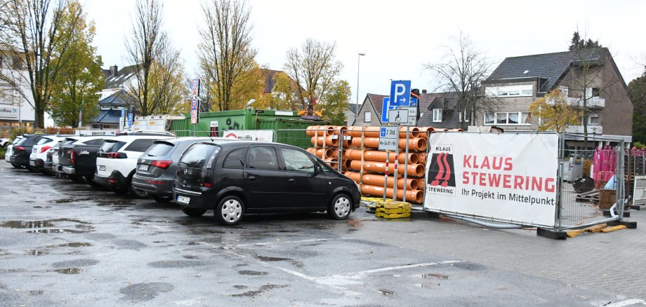 Baumaterial blockiert Parkplätze