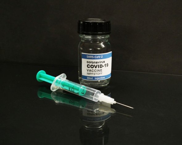 Eine Spritze und Impfmittel gegen das Corona-Virus. Eine Spritze und Impfmittel gegen das Corona-Virus.