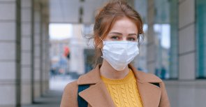OP-Maske Eine Frau trägt eine OP-Maske.