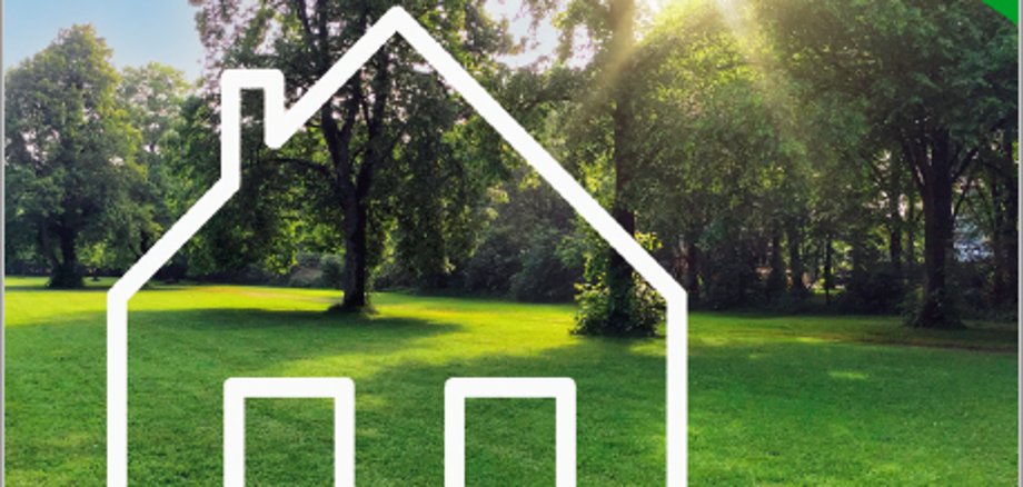 Silhouette eines Hauses vor einem grünen Garten
