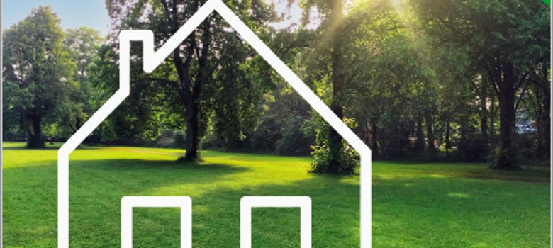 Silhouette eines Hauses vor einem grünen Garten