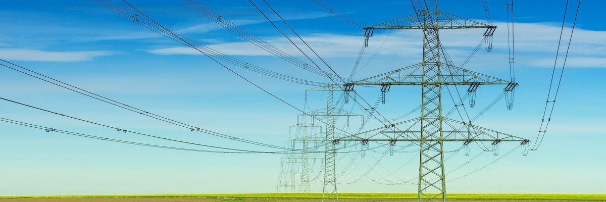 Strommasten auf einem Feld.