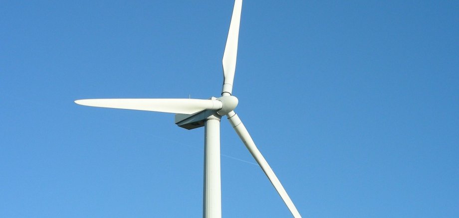 Windkraftrad vor blauem Himmel