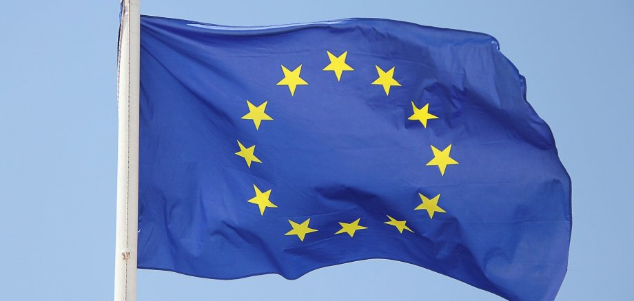 Die gehisste Europaflagge.