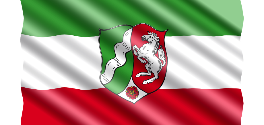 Die Fahne des Bundeslandes Nordrhein-Westfalen in grün, weiß, rot.