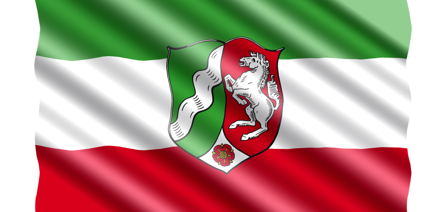 Die Fahne des Bundeslandes Nordrhein-Westfalen in grün, weiß, rot.