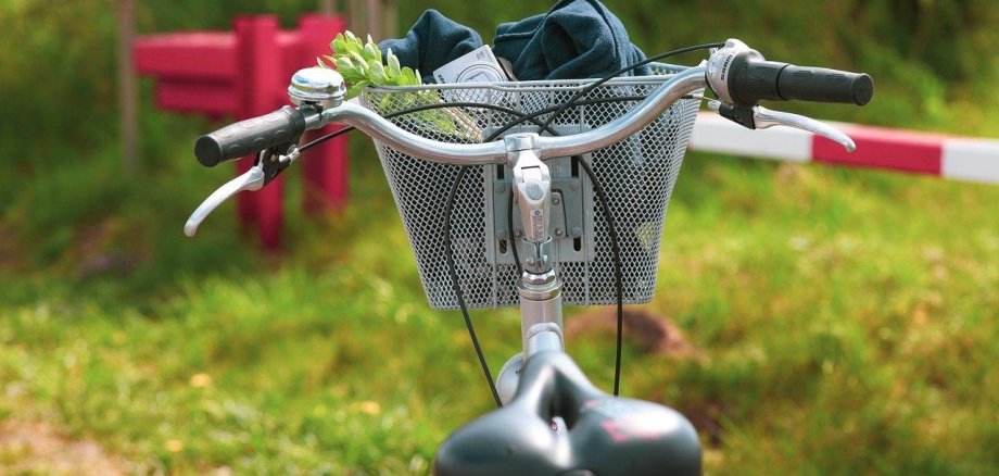 Ein Fahrrad mit einem Fahrradkorb.